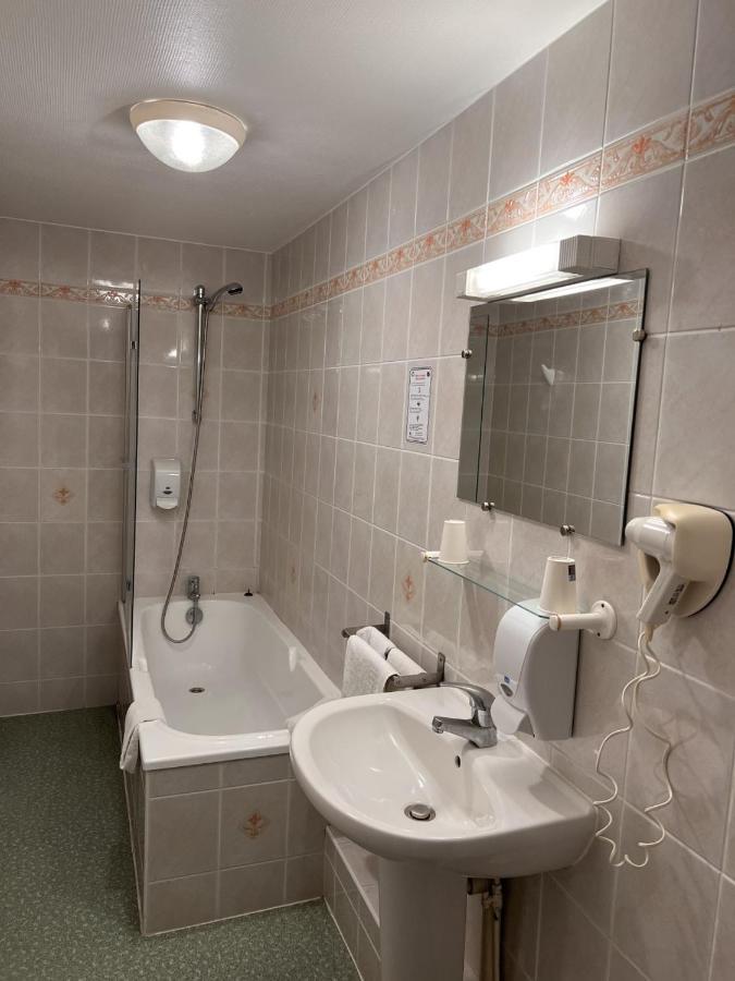 Hostellerie Au Rendez-Vous Des Amis Шомон Екстериор снимка